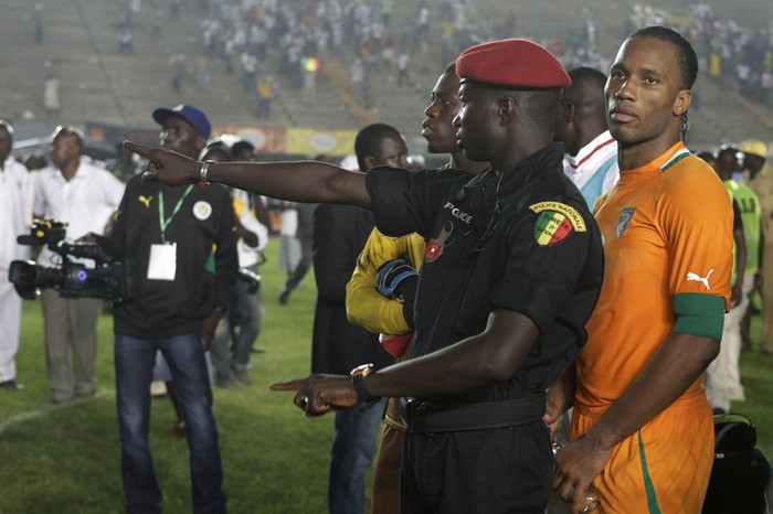 Trận đấu giữa Senegal và Bờ Biển Ngà ở vòng loại CAN Cup 2013 trên sân Stade Leopold Senghor, Darka, Senegal đã buộc phải dừng lại ở phút thứ 72 vì bạo động. Sau khi ghi bàn trên chấm phạt đền nâng tỉ số lên 2-0 cho Bờ Biển Ngà, Didier Drogba đã bị một cổ động viên lao xuống sân tấn công. Nhưng rất may là cựu tiền đạo Chelsea đã được các nhân viên an ninh trên sân bảo vệ kịp thời.